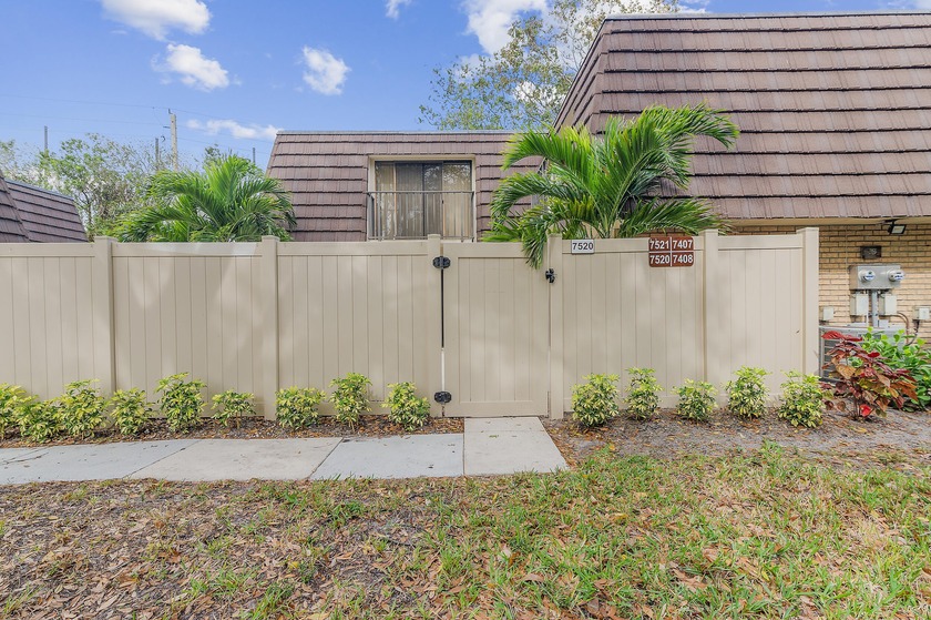 This 2 bed 2 bath townhouse with a private courtyard is looking - Beach Condo for sale in West Palm Beach, Florida on Beachhouse.com