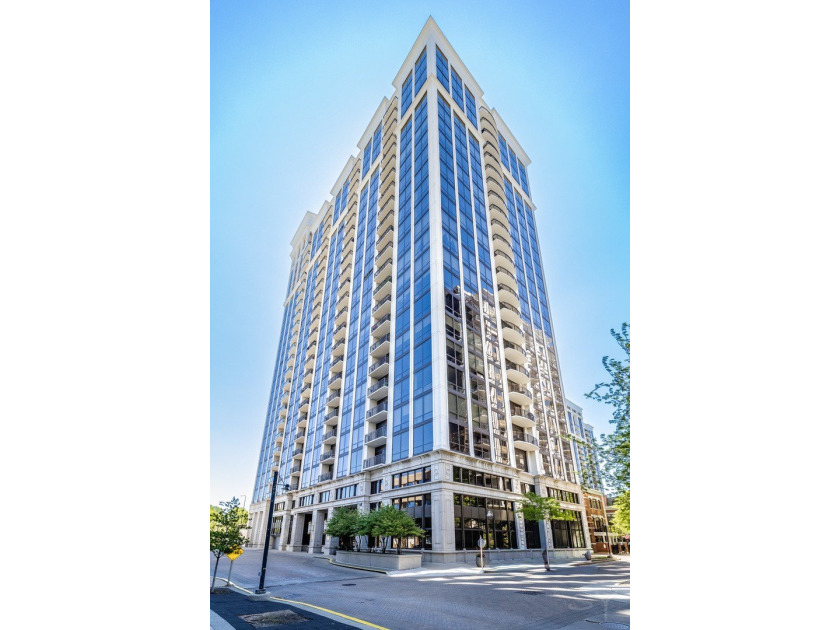 Highly desirable 1 bedroom + large den on the 21st floor - Beach Condo for sale in Chicago, Illinois on Beachhouse.com