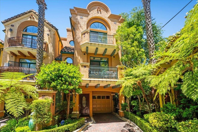 Beach mornings, West Cliff strolls, Boardwalk days, and La Bahia - Beach Townhome/Townhouse for sale in Santa Cruz, California on Beachhouse.com