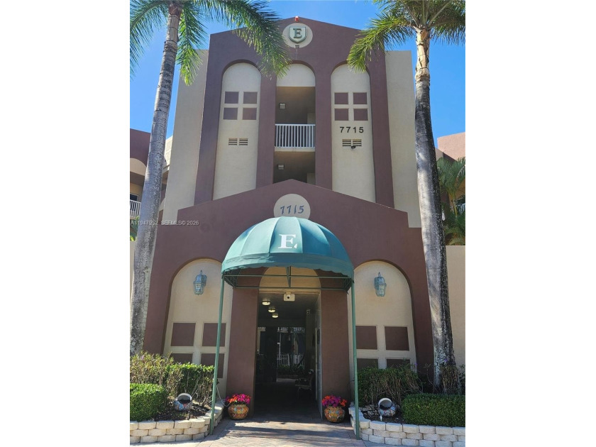 Look no more; your Florida condo is here! Huge corner unit with - Beach Condo for sale in Tamarac, Florida on Beachhouse.com