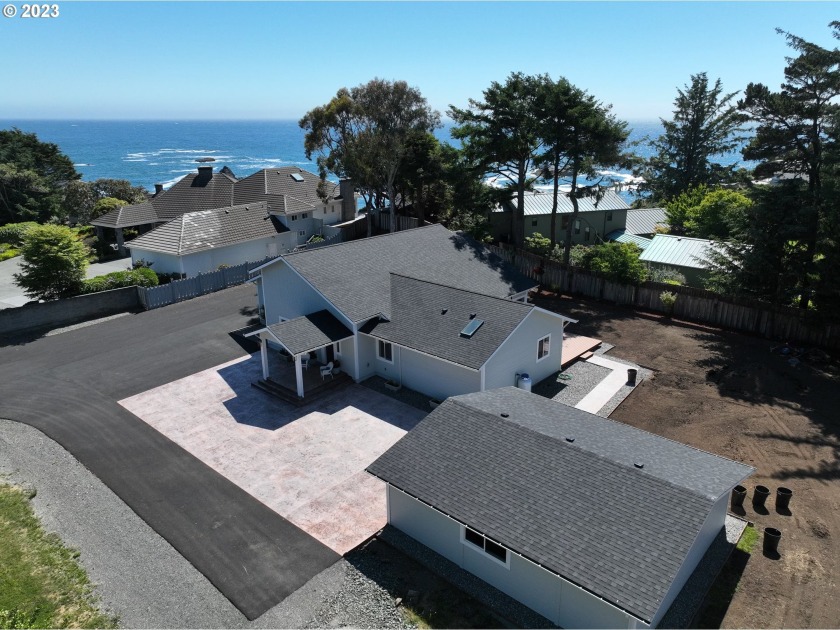 Stunning! Home with nearby beach access. This custom-built - Beach Home for sale in Brookings, Oregon on Beachhouse.com