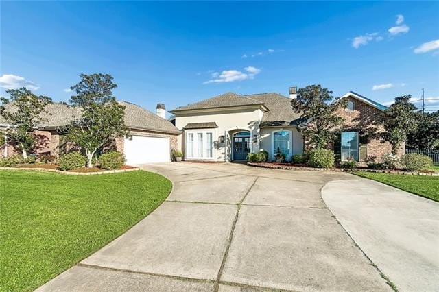 Beautifully updated home on the 12th tee box of Oak Harbor Golf - Beach Home for sale in Slidell, Louisiana on Beachhouse.com