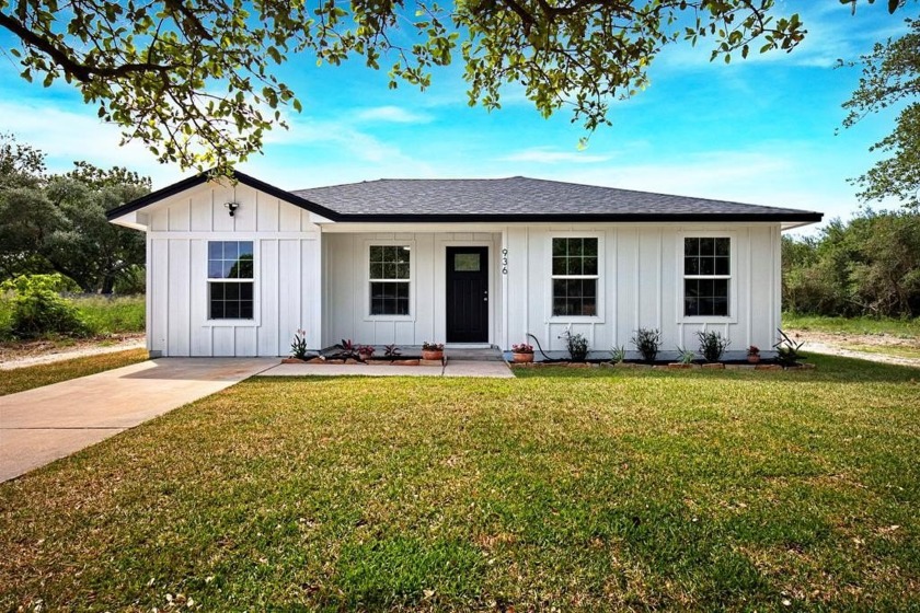 Beautifully updated 4 bedroom, 2 bath home offering 1270 SF of - Beach Home for sale in Aransas Pass, Texas on Beachhouse.com