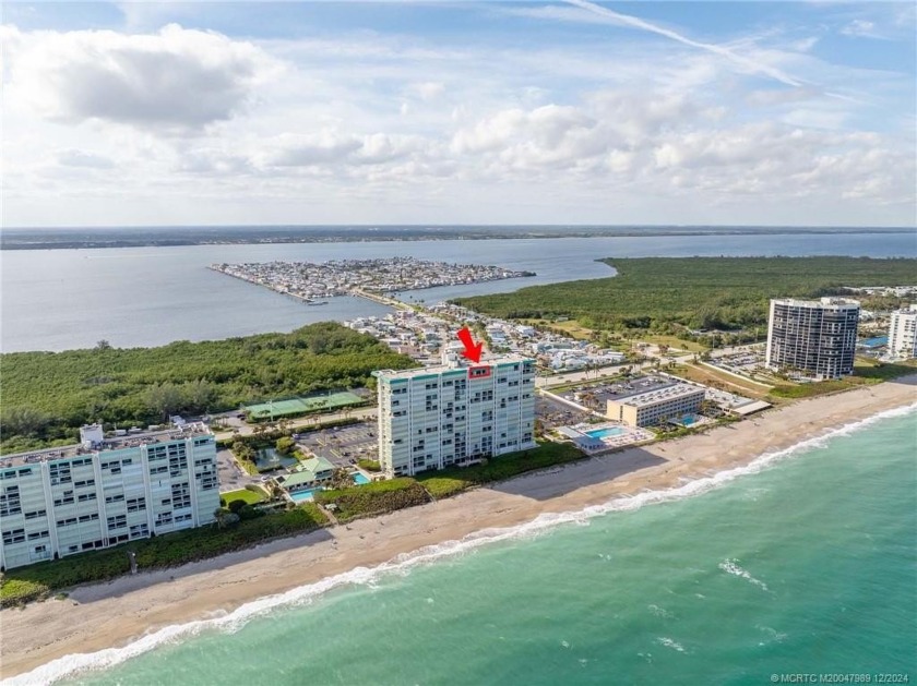 Remarkable penthouse with a grand entrance as an expansive foyer - Beach Condo for sale in Jensen Beach, Florida on Beachhouse.com