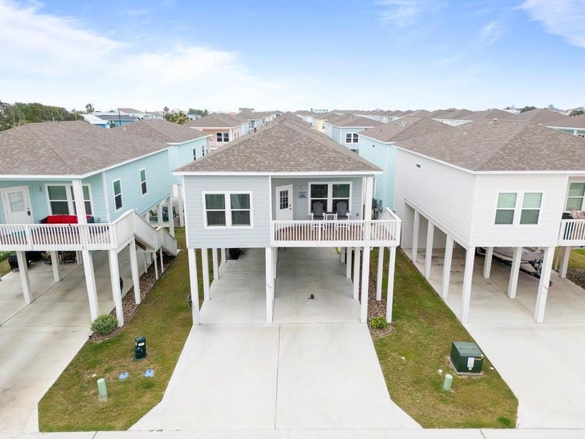 COASTAL CUTIE! Don't miss out on this 3b/2b home located in - Beach Home for sale in Rockport, Texas on Beachhouse.com
