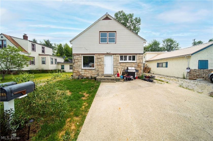 Welcome to this 2154 sq ft Saybrook duplex, closely situated - Beach Townhome/Townhouse for sale in Ashtabula, Ohio on Beachhouse.com