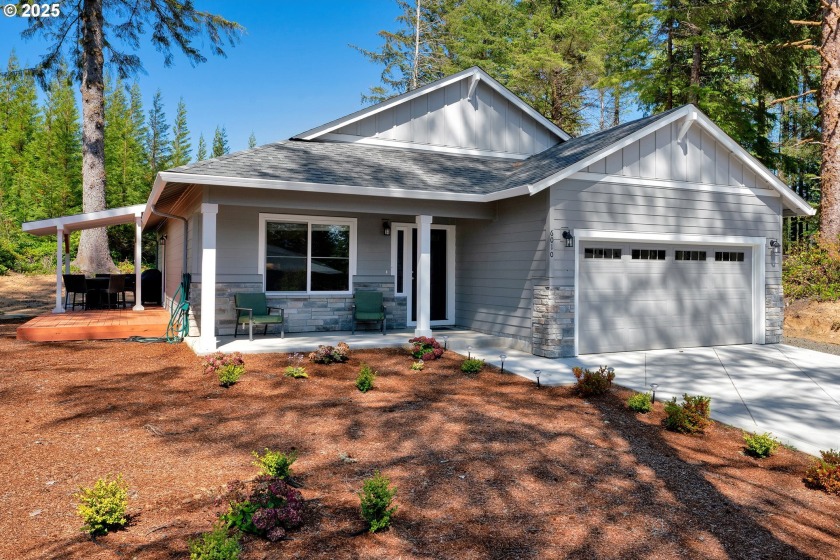 Stunning New Construction in Cedar Ridge with Lake Access - Beach Home for sale in Florence, Oregon on Beachhouse.com