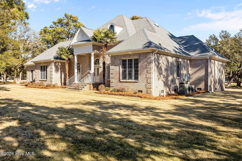LUXURY LIVING ON THE OAK ISLAND GOLF COURSE. Gorgeous custom - Beach Home for sale in Oak Island, North Carolina on Beachhouse.com