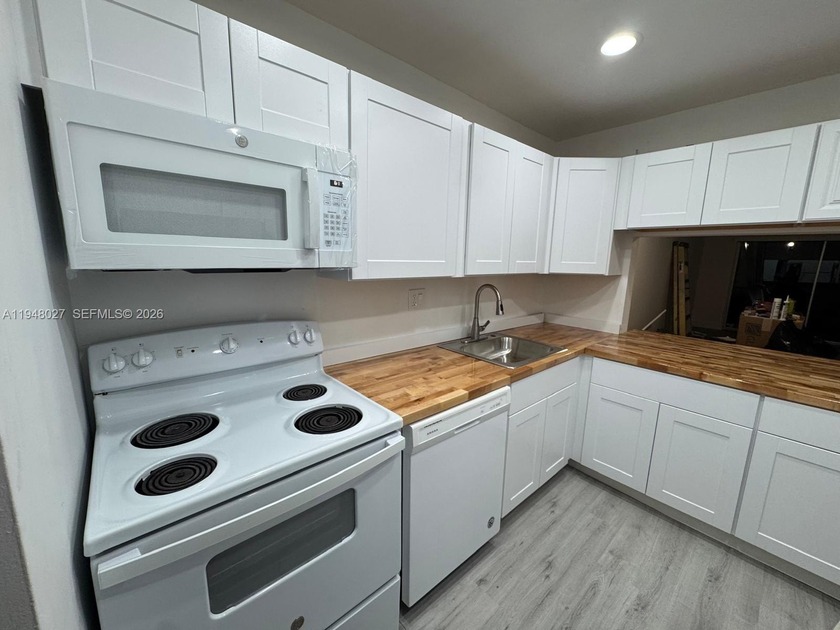 Beautifully Remodeled 2 BR, 2 Bath Condo with a Private Balcony - Beach Condo for sale in Tamarac, Florida on Beachhouse.com