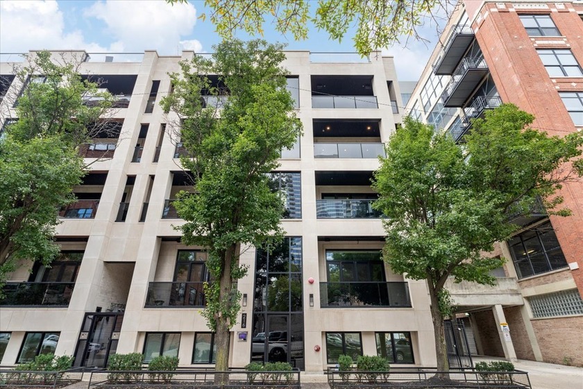 CLICK ON VIDEO FOR TOUR. Discover the epitome of urban luxury - Beach Condo for sale in Chicago, Illinois on Beachhouse.com