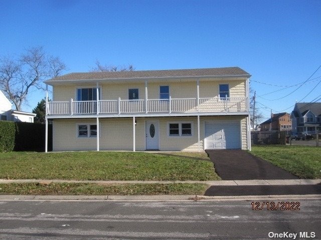 Beautifully Renovated Hi-Ranch. New roof, some windows, new - Beach Home for sale in Lindenhurst, New York on Beachhouse.com