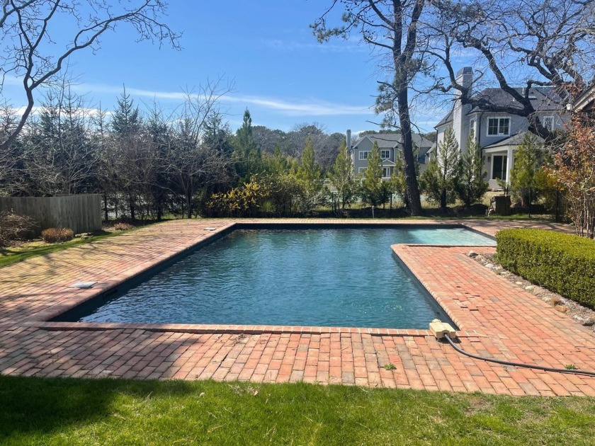 Build new or renovate...
on a near half acre, zoned R10, 60 per - Beach Lot for sale in Southampton, New York on Beachhouse.com
