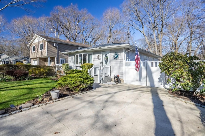 This impeccably maintained inline Ranch offers 3 bedrooms and - Beach Home for sale in Ridge, New York on Beachhouse.com