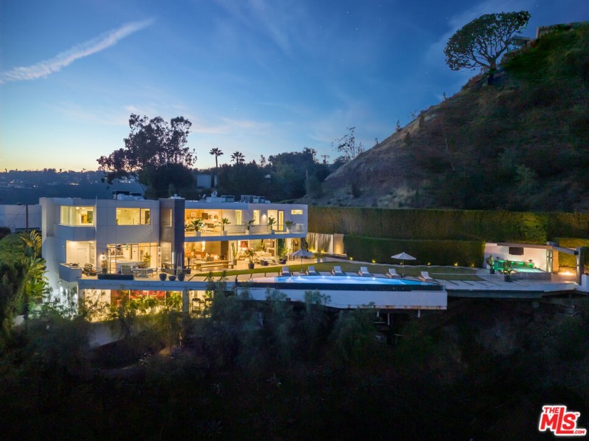 A spectacular contemporary estate built in 2015 sets the tone - Beach Home for sale in Los Angeles, California on Beachhouse.com