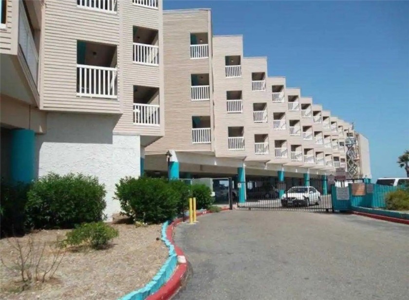 This gorgeous unit is within walking distance to the bay or pool - Beach Condo for sale in Corpus Christi, Texas on Beachhouse.com