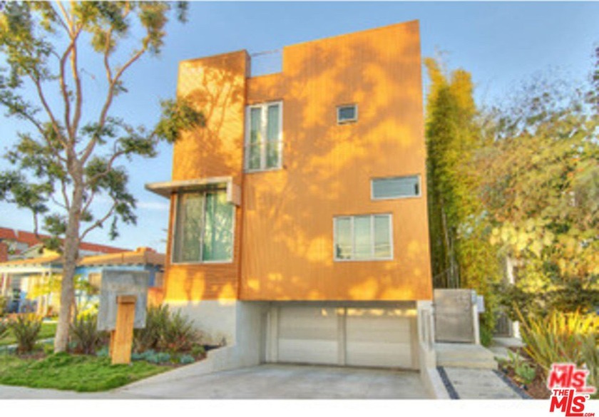 An architectural multi-unit compound centrally located in the - Beach Home for sale in Venice, California on Beachhouse.com