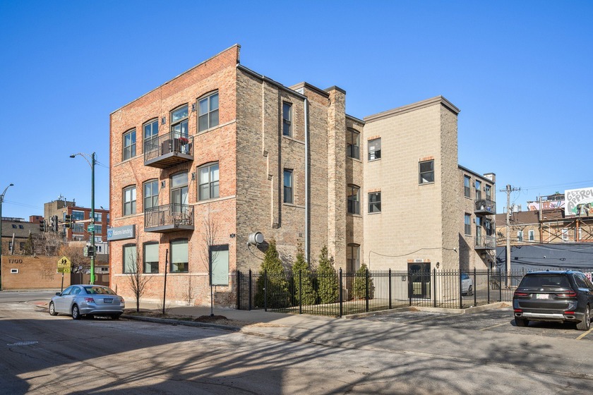 Rarely available top-floor, corner 1BR/1BA loft in the - Beach Condo for sale in Chicago, Illinois on Beachhouse.com