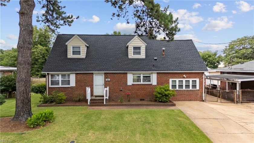 Spacious 3 bedrooms, 2 full baths and extra room for a frog. Big - Beach Home for sale in Portsmouth, Virginia on Beachhouse.com