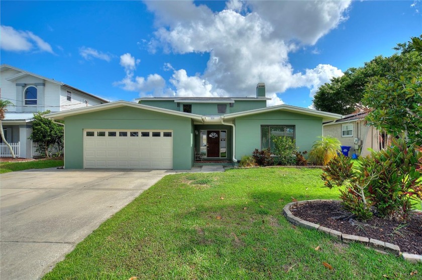 FINANCEABLE!!!NEWER ROOF, LAKE ACCESS!!! WATERFRONT!!!! NEWER - Beach Home for sale in Palm Harbor, Florida on Beachhouse.com