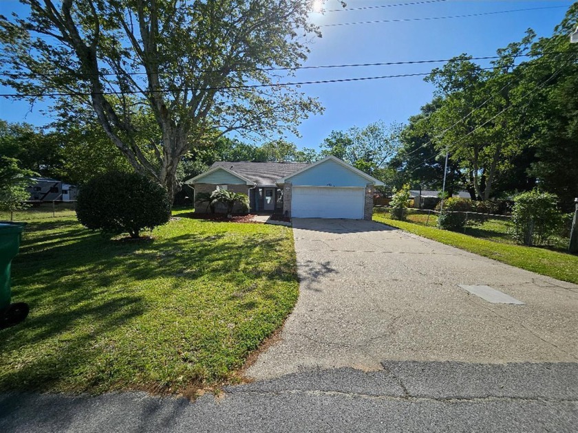 Beautiful, well maintained brick home on a quiet dead end street - Beach Home for sale in Fort Walton Beach, Florida on Beachhouse.com