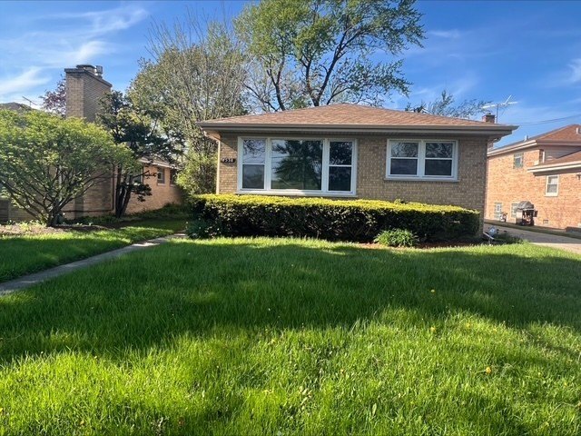 This charming brick ranch features a spacious backyard and a new - Beach Home for sale in Skokie, Illinois on Beachhouse.com