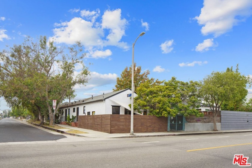 Discover an exceptional three-unit mixed-use gem situated on a - Beach Home for sale in Venice, California on Beachhouse.com