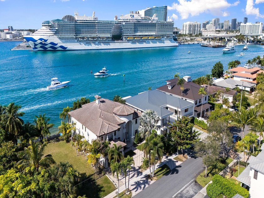 Unrivaled views over the Intracoastal waterway enhanced by a - Beach Home for sale in Fort Lauderdale, Florida on Beachhouse.com
