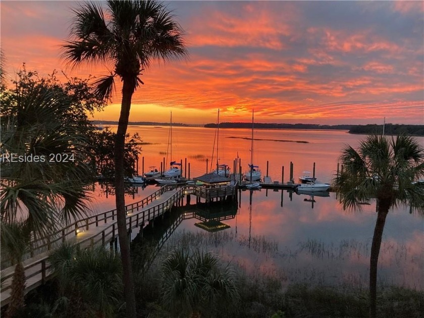 Rare opportunity to own this third-floor, 3-bedroom end unit - Beach Home for sale in Hilton Head Island, South Carolina on Beachhouse.com