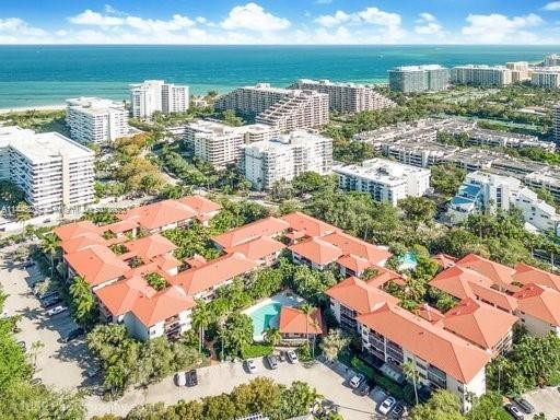 This beautiful one bedroom unit has very spacious rooms and the - Beach Condo for sale in Key Biscayne, Florida on Beachhouse.com
