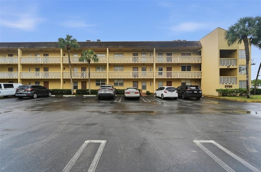 Beautifully remodeled, 55+ TURNKEY condo with porcelain tile - Beach Condo for sale in Tamarac, Florida on Beachhouse.com