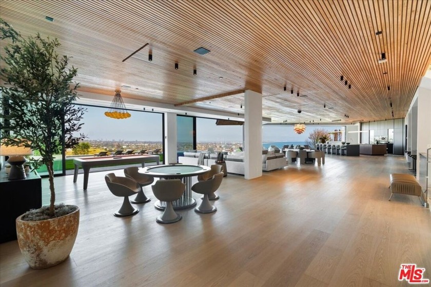 Set above Los Leones Canyon in Pacific Palisades with - Beach Home for sale in Pacific Palisades, California on Beachhouse.com
