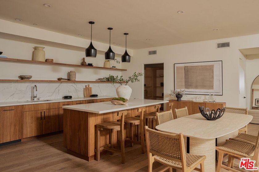 This rare and stylish tri-level townhome presents a unique - Beach Townhome/Townhouse for sale in Santa Monica, California on Beachhouse.com