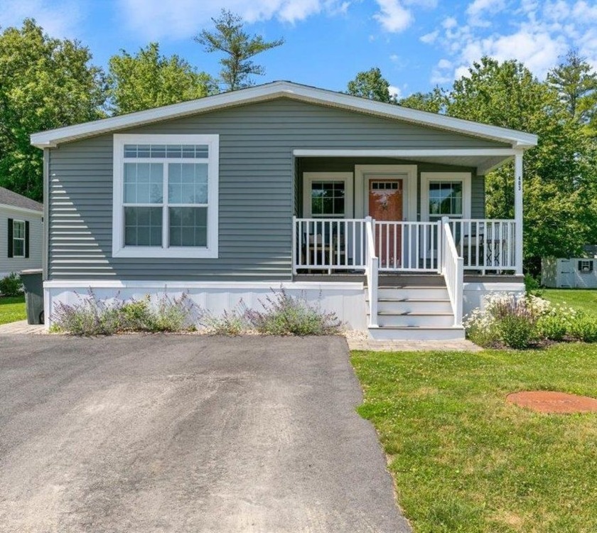 Like-new home in mint condition in highly sought after Hillcrest - Beach Home for sale in Portsmouth, New Hampshire on Beachhouse.com