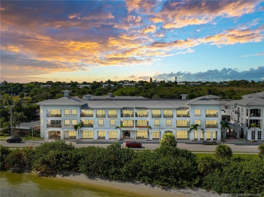 This rare  unique 3-bedroom, end-unit condo offers an - Beach Condo for sale in Jensen Beach, Florida on Beachhouse.com