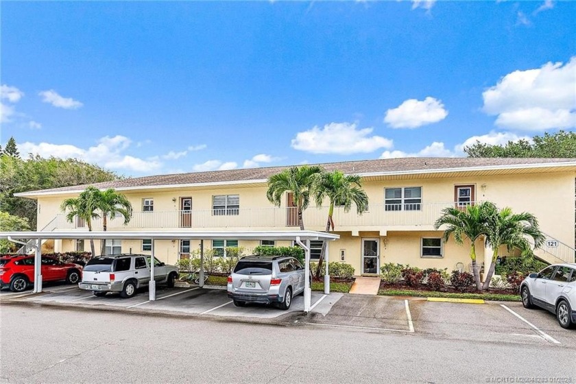 Welcome to desirable Kingswood Phase III. Large 1 bedroom 927 ft - Beach Condo for sale in Stuart, Florida on Beachhouse.com