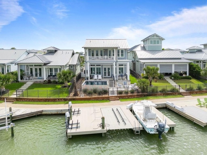 WATERFRONT | POOL | FOUR BEDROOMS | BOAT LIFT | FURNISHED - Beach Home for sale in Rockport, Texas on Beachhouse.com