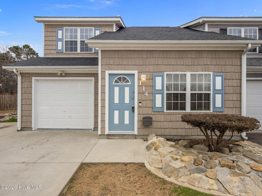 Beautifully landscaped and instantly inviting, this townhouse - Beach Townhome/Townhouse for sale in Hubert, North Carolina on Beachhouse.com