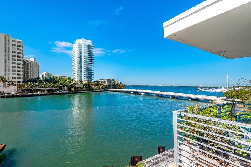 Well maintained bayside studio. Freshly painted, updated - Beach Condo for sale in Miami Beach, Florida on Beachhouse.com