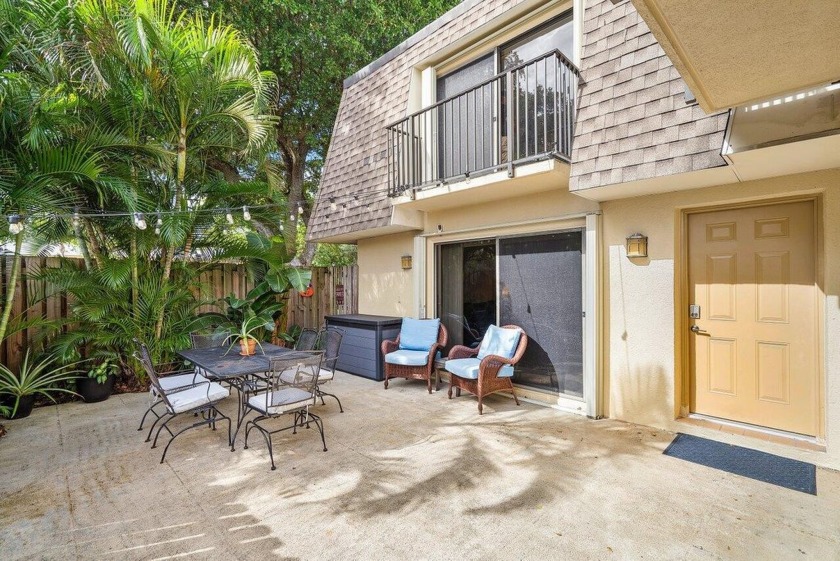 Beautifully updated townhome in Delray Oaks West! Desirable - Beach Townhome/Townhouse for sale in Delray Beach, Florida on Beachhouse.com