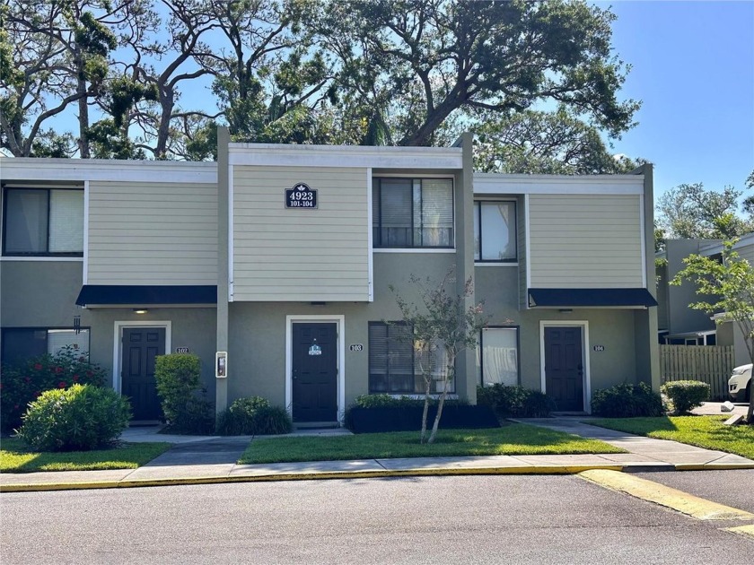 Welcome to Grand Oaks -- Stylish Townhouse Living in super W - Beach Condo for sale in Bradenton, Florida on Beachhouse.com