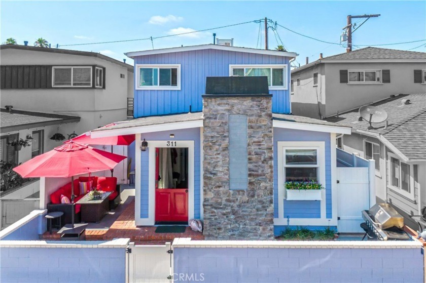 Located just two blocks from the sand, this updated Newport Bech - Beach Townhome/Townhouse for sale in Newport Beach, California on Beachhouse.com