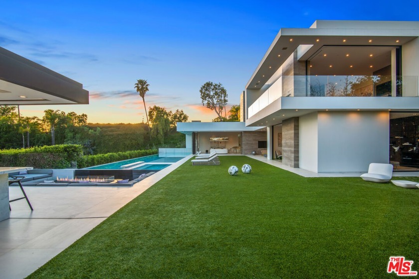Located on a quiet street off Benedict Canyon and only a few - Beach Home for sale in Beverly Hills, California on Beachhouse.com