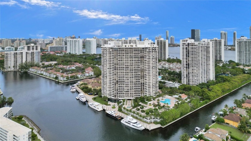 SPECTACULAR VIEWS FROM THIS HIGH FLOOR FLOW THROUGH UNIT WITH - Beach Condo for sale in Aventura, Florida on Beachhouse.com