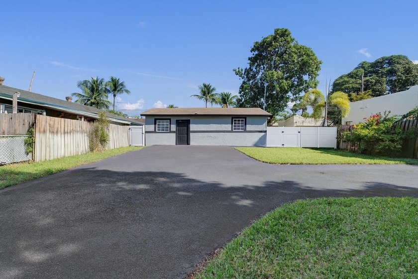 Rental income between both unit is $3,600 Take a look at this - Beach Townhome/Townhouse for sale in West Palm Beach, Florida on Beachhouse.com