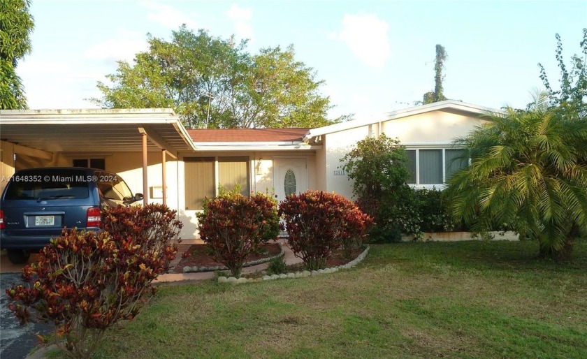 Beautiful updated 2 bedroom/ 1 bath Home.  Nice newer kitchen - Beach Home for sale in Pembroke Pines, Florida on Beachhouse.com