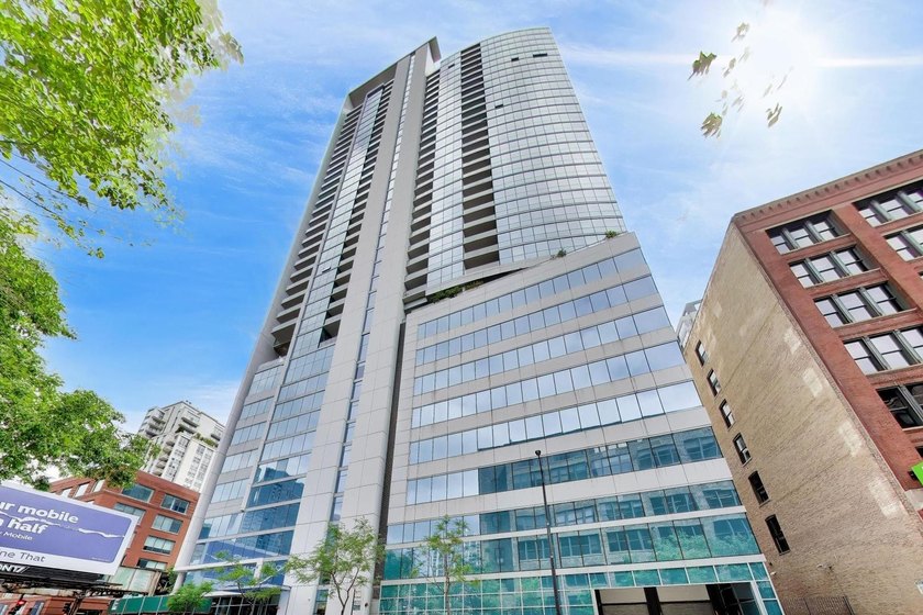 Northeast corner unit on the 27th floor of desirable Silver - Beach Condo for sale in Chicago, Illinois on Beachhouse.com