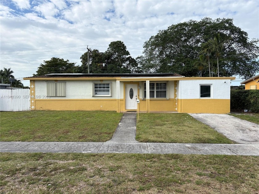 GREATLY LOCATED 3 BEDROOM 2 BATH SINGLE FAMILY HOME IN WEST - Beach Home for sale in Hollywood, Florida on Beachhouse.com