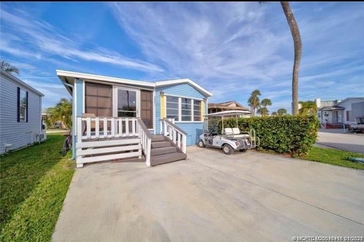 Welcome to paradise! This charming beach bungalow is just a - Beach Home for sale in Jensen Beach, Florida on Beachhouse.com