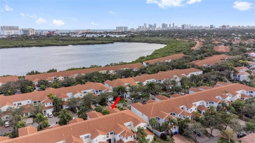 THIS IS A WONDERFUL 3/2.5 CORNER TOWNHOUSE WITH EXTRA WINDOWS - Beach Townhome/Townhouse for sale in Hollywood, Florida on Beachhouse.com