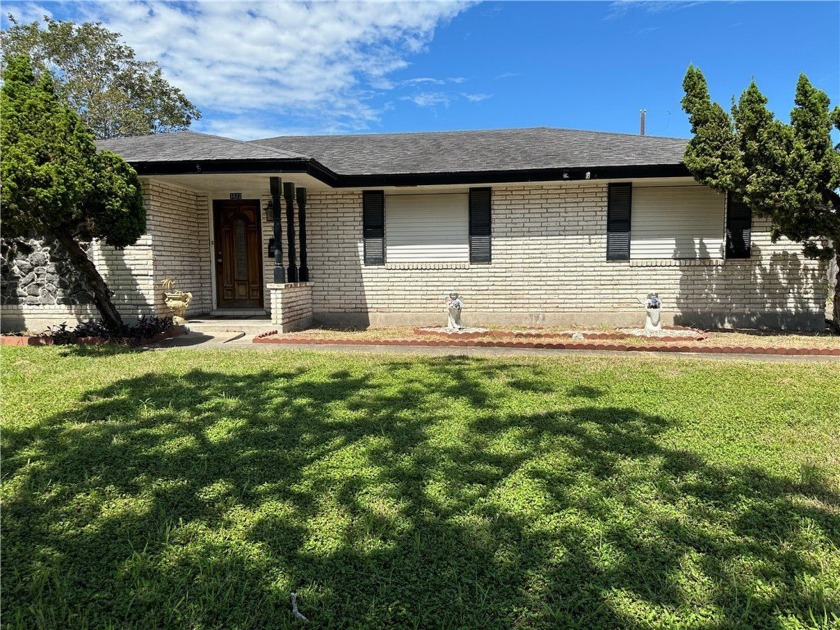 Come see this charming brick house located in a well established - Beach Home for sale in Corpus Christi, Texas on Beachhouse.com